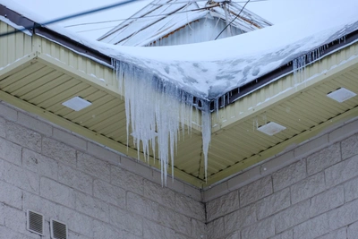 В Ревде снежная глыба с крыши дома упала на коляску с младенцем