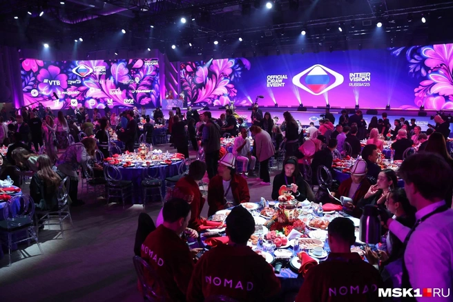 Жеребьевка была волнительной, а сейчас все зрительские сердечки замерли в ожидании | Источник: Дмитрий Толстошеев / MSK1.RU