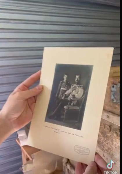 Блогер из Австралии нашла в сарае чемодан Louis Vuitton и узнала, что ее прапрадед — помощник Николая II
