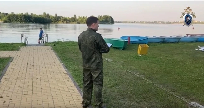 На месте трагедии, где катер насмерть сбил ребёнка на пляже в Воронеже, работают следователи | Источник: Западное межрегиональное следственное управление на транспорте СКР, стоп-кадр с видео / zmsut.sledcom.ru