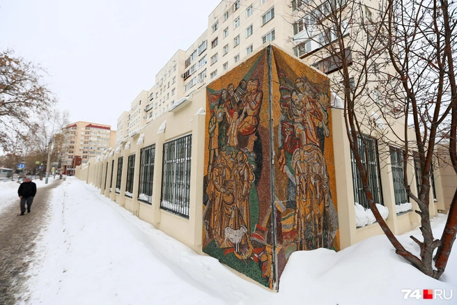 Панно есть и со стороны главного фасада, и с торцов  | Источник: Наталья Лапцевич