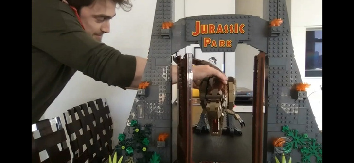 Дэниел Рэдклифф и кубок Lego: как проводит карантин звезда фильмов о Гарри Поттере
