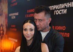 Двухлетний именинник в белом костюме бежит к подаркам: Прилучный и Брутян устроили для сына домашний праздник