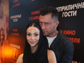 Двухлетний именинник в белом костюме бежит к подаркам: Прилучный и Брутян устроили для сына домашний праздник