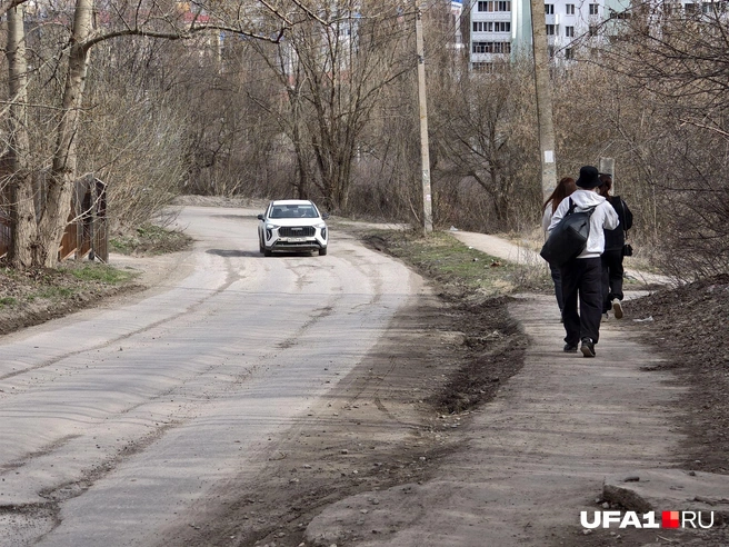 Такая колея сопровождает всю дорогу | Источник: Булат Салихов / UFA1.RU
