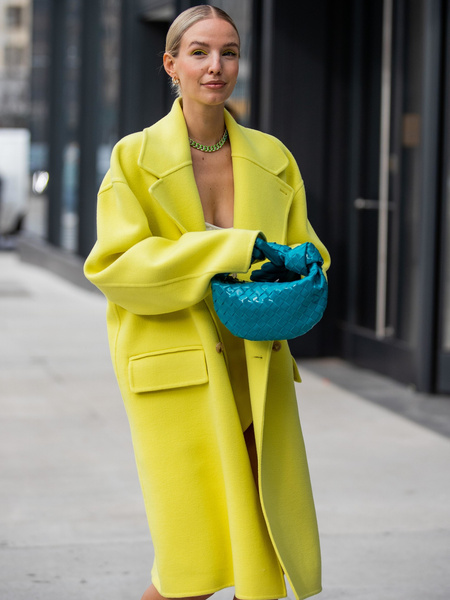 Тренды весна 2022: что купить, модное пальто