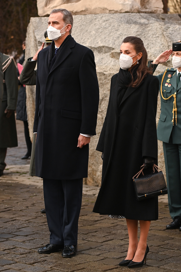 Королева Летиция в пальто-трапеции Carolina Herrera, которое моделирует фигуру по любым предпочтениям