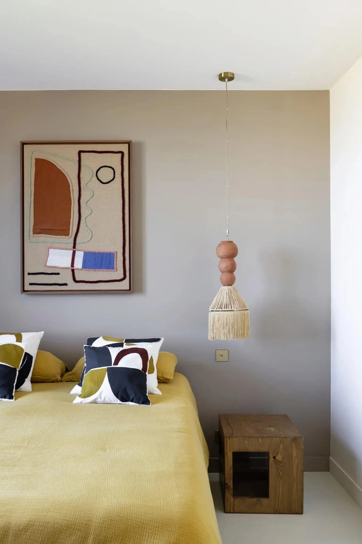 Постельное белье и подушки, La Redoute. Картина, LRNCE. Краска, Little Greene. | Источник: Жюльен Фернандес