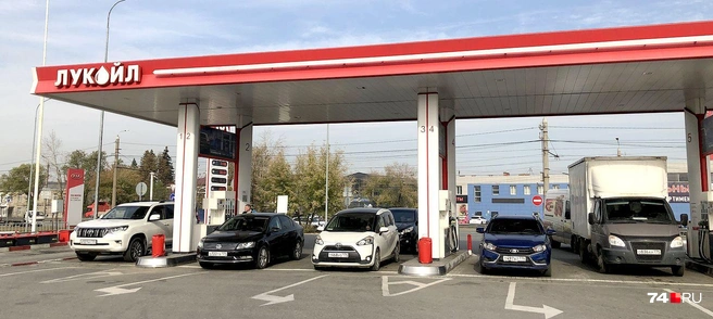 На АЗС «Лукойл» все колонки заняты, но топливо продают без ограничений. Цены здесь средние: АИ-92 — 58,03 рубля за литр, АИ-95 — 63,39 рубля за литр | Источник: Артем Краснов