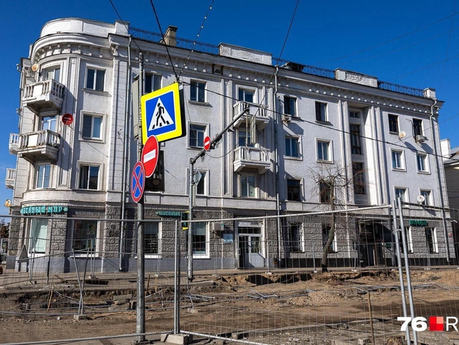 На Депутатской улице расположены многочисленные сувенирные магазины, популярные у туристов | Источник: Евгений Кудрявцев / 76.RU 