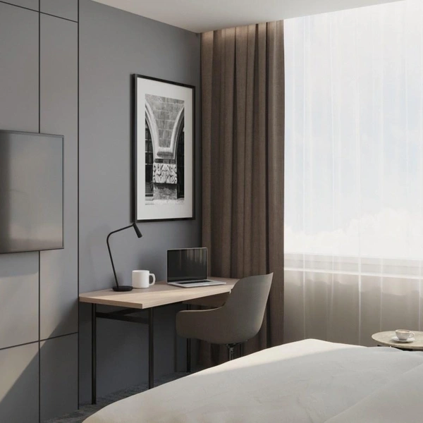 Окно и рабочий уголок в номере Standart | Источник: www.radissonhotels.com