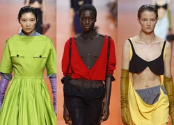 Многослойность и деконструкция. Prada возвращают расслабленный офискор