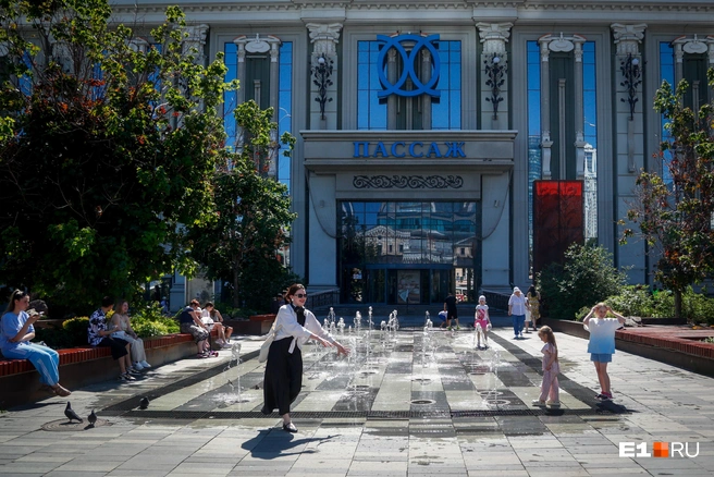 В фонтане у «Пассажа» плескаются дети | Источник: Владислав Лоншаков / E1.RU