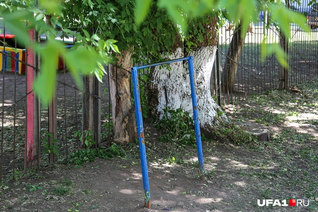 Этот покосившийся турничок явно уже не годится для игр