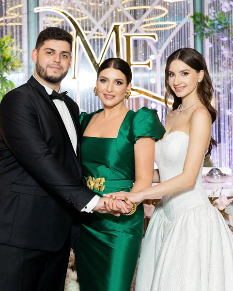 Жасмин с сыном и невесткой