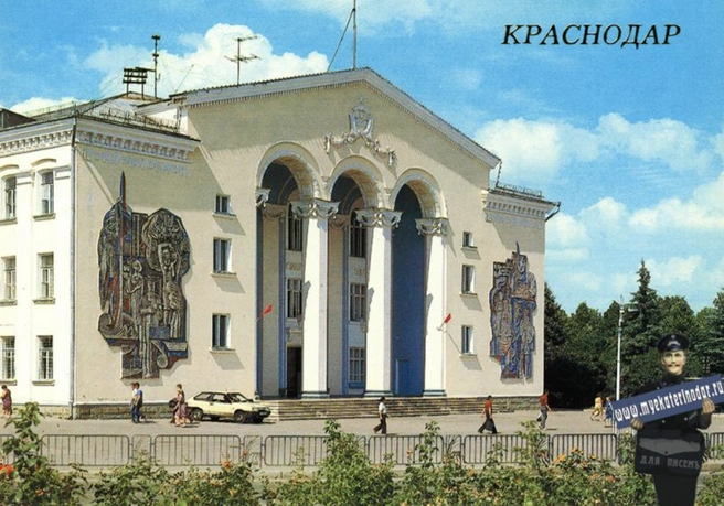 Раньше здания украшали панно | Источник: myekaterinodar.ru
