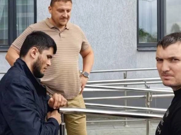На фото Семен Трачев в бежевой футболке, справа от него — предполагаемый исполнитель Талипов | Источник: читатель E1.RU