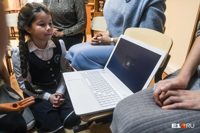 Для многих родителей ключевым фактором является определенный социальный круг, в который попадет ребенок | Источник: Артем Устюжанин / E1.RU