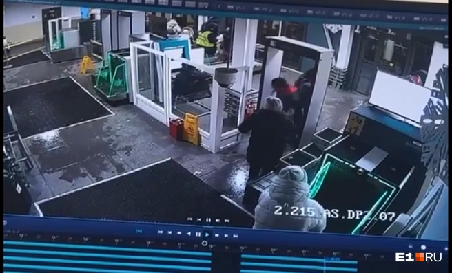 На вокзале Екатеринбурга пассажирке сломали руку | Источник: предоставлено пострадавшей