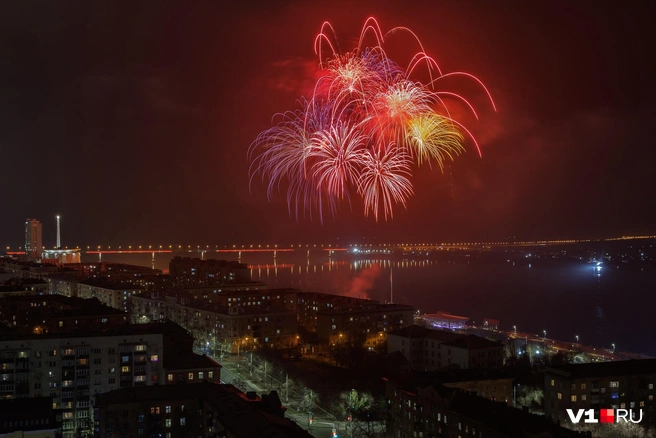 Каждый красочный залп сопровождали выстрелы из орудий | Источник: Алексей Волхонский / V1.RU