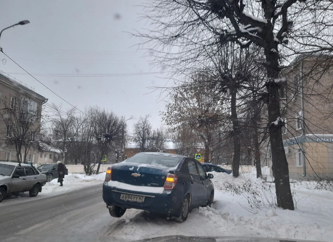 В Приокском Chevrolet повис на сугробе | 62.ru