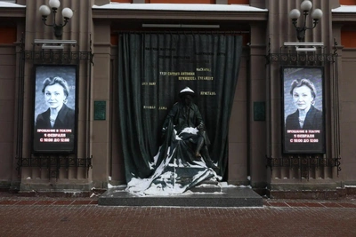 Людмила Максакова встала на колени на прощании с Чиповской