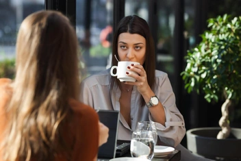 Какие люди и почему чаще всего используют слова-паразиты: мнение лингвистов и психологов