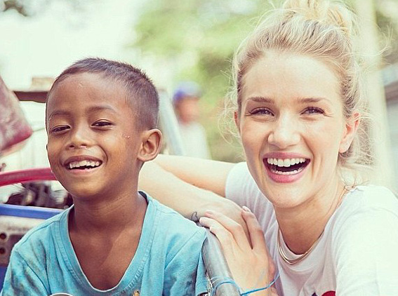 Роузи Хантингтон-Уайтли посетила Камбоджу в рамках акции UNICEF