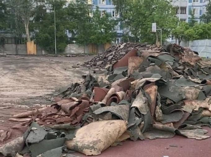 Новое покрытие площадки демонтировали. Тут собираются построить «круглогодичную спортплощадку» по типовому проекту | Источник: читательница MSK1.RU