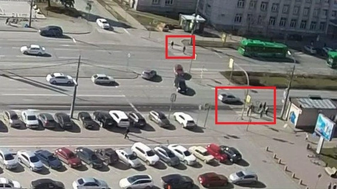 Пешеходы в верхней части снимка уже начали переход: если бы в таком же темпе двинулись люди, стоящие на ближней стороне проспекта, случилось бы очередное резонансное ДТП | Источник: камеры видеонаблюдения