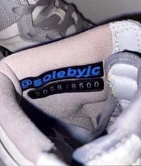 В Китае подделали кроссовки Dior x Nike Air Jordan по слитой в «Инстаграм» (запрещенная в России экстремистская организация) фотографии, приняв водяной знак за часть дизайна (фото и видео)