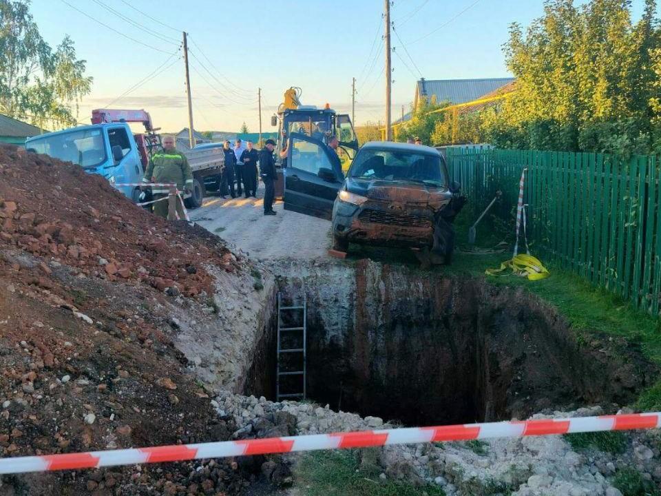 В Самарской области 63-летний мужчина на «Ниве» упал в яму и погиб 