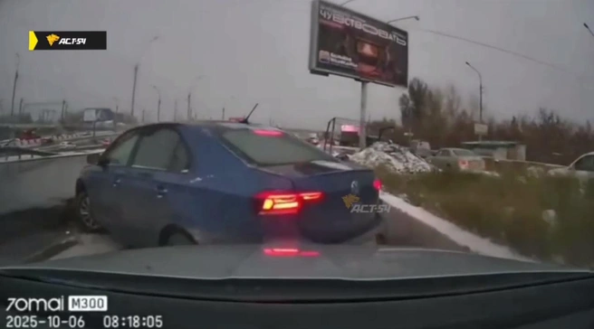 Авария произошла на мосту через реку Иня | Источник: «АСТ-54 Black» / Telegram