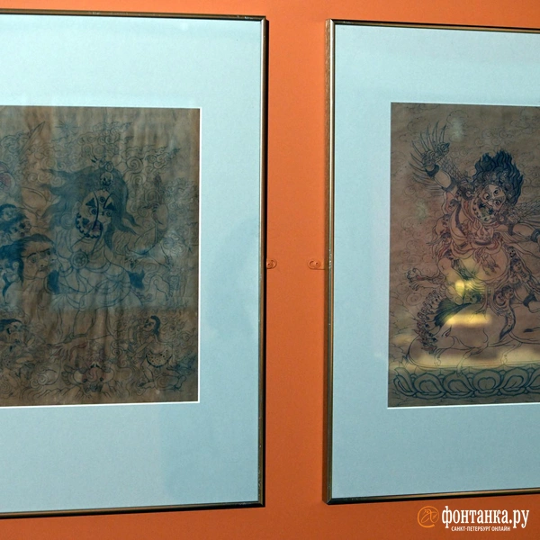 Слева: Медицинское божество-защитник Синпо Драдула, направления Юго-Запада, спутник из окружения Шанлона Дордже Драдула из цикла Ютог Нинтиг. Справа: Гневное бонское божество. Монголия, конец XIX-начало ХХ века. | Источник: Илья Снопченко/ «Фонтанка.ру»