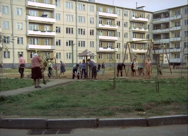 А вот и сам двор | Источник: кадр из фильма «Афоня» (12+), реж. Георгий Данелия, киностудия «Мосфильм», 1975 год