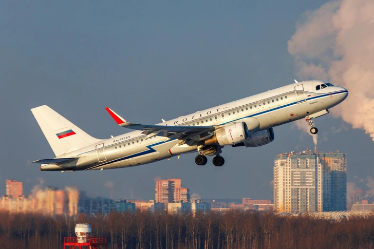 Аэробус А320 ретроливрее вылетает из аэропорта Пулково в Санкт-Петербурге, 13.03.2024 г. | Источник: Oleg Botov/Shutterstock/Fotodom.ru