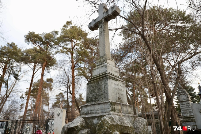 Постамент с крестом стоит на груде камней, символизирующих лобное место, где казнили Иисуса Христа | Источник: Михаил Шилкин