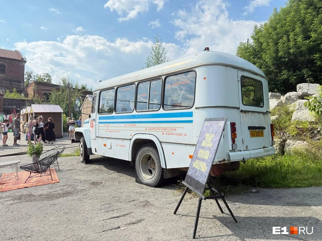 Заводу подарили автобус, который раньше ездил по Уралмашу | Источник: Анастасия Баранова / E1.RU