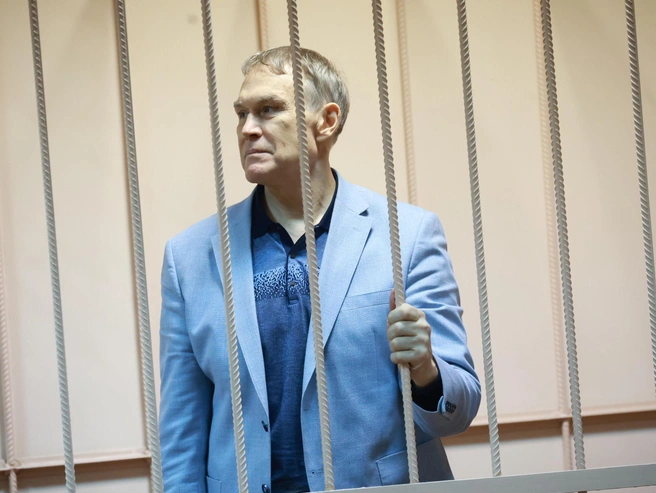 Он провел несколько дней в следственном изоляторе, а затем был взят под домашний арест. | Источник: Михаил Шилкин