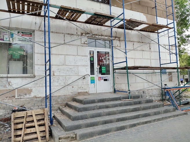Магазины вынуждены были убрать вывески | Источник: Мария Умнова / V1.RU