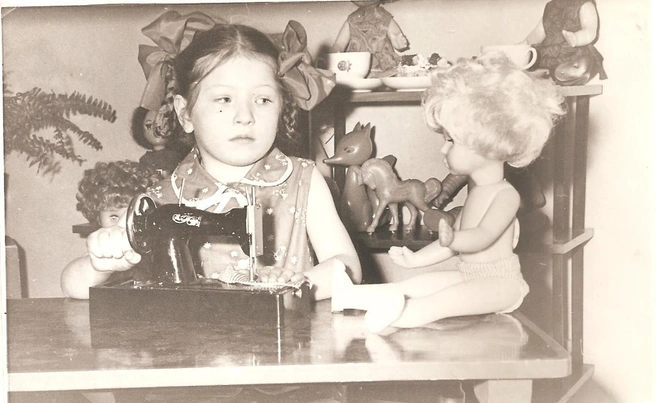 В домашнем архиве Джураевых сохранились фото из детского сада, где шестилетняя малышка сидит за игрушечной швейной машинкой | Источник: архив Натэллы Джураевой