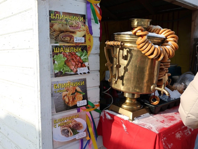 Блинчики с начинкой из ветчины и сыра или с яйцом и мясом стоят 200 рублей | Источник: Артем Бауман / 76.RU