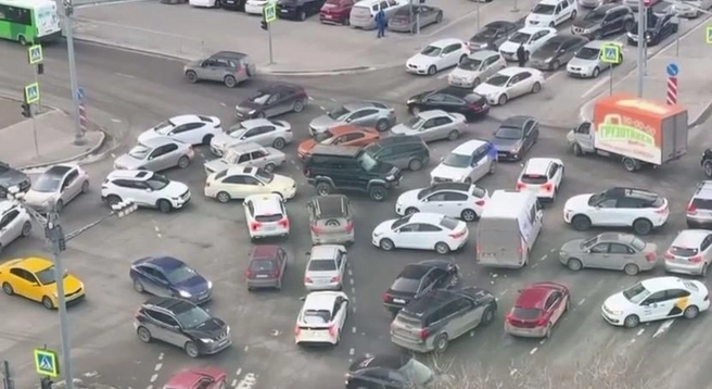 Автомобили не могут разъехаться из-за отключения светофора | Источник: «МегаТюмень»