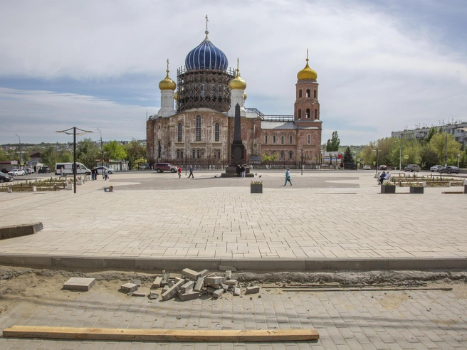 В день открытия на площади остался строительный мусор, который не убрали | Источник: Константин Завриков / V1.RU
