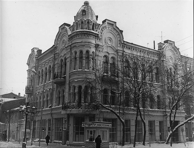 Чапаевская, 87 / Ленинградская, 49. Дом Сидорова. В советские годы там расположился научно-исследовательский институт микробиологии. Сейчас в здании-памятнике работают НИИ гигиены и эпидемиологии и медуниверситет | Источник: фотофонд Самарского областного государственного архива социально-политической истории