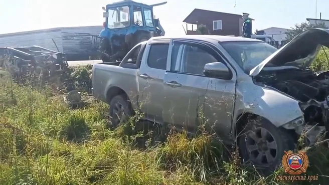 Переднюю часть пикапа сильно помяло | Источник: МВД 24 / «Макс»