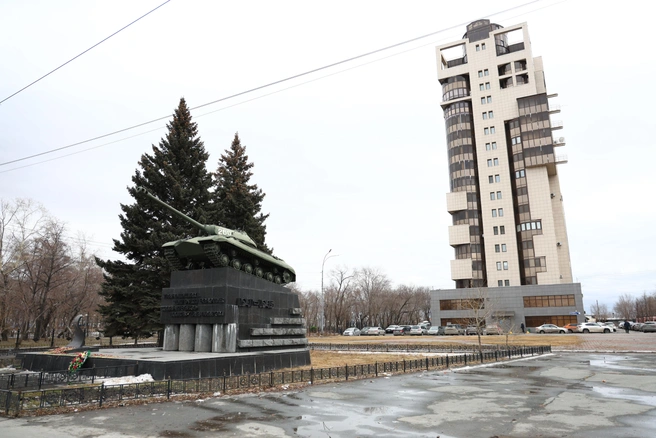 Вокруг монумента с танком пешеходные дорожки. В целом площадь как площадь, без лишних деталей | Источник: Михаил Шилкин