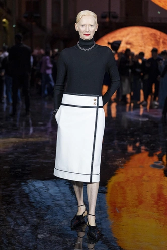 Тильда Суинтон на показе Chanel. 