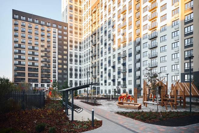 В рамках проекта построены новые дороги и тротуары, а дворы освободили от машин — они стали безопасным пространством для детей и отдыха | Источник: ЭНКО