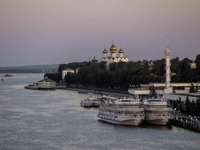 Небо напротив заката наливается лиловыми оттенками | Источник: Александр Куренной / 76.RU